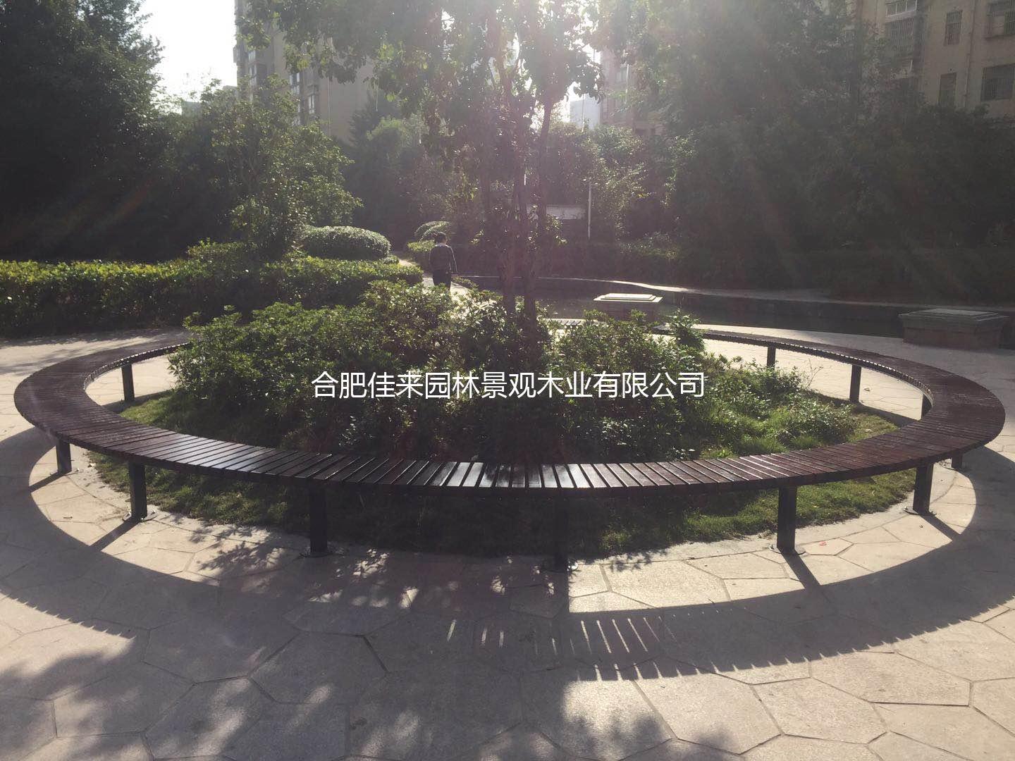 陽(yáng)光匯景廊架樹(shù)圍、鐵藝坐凳和垃圾桶